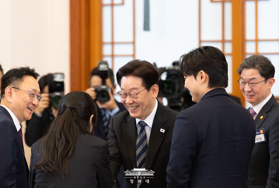 이재명 대통령이 3월 18일 청와대에서 열린 자본시장 안정과 정상화 간담회가 끝난 뒤 참석자들과 악수하고 있다.