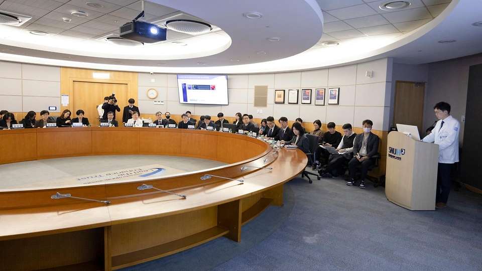 정은경 보건복지부 장관이 3월 17일 분당서울대학교병원을 방문해 서울대병원, 분당서울대병원, 경북대병원, 전북대병원 등 주요 권역책임의료기관장들과 함께 '공공의료 인공지능 확산을 위한 정책 간담회'를 개최하고 있다.