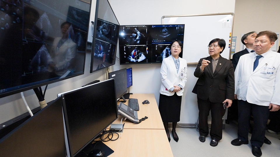 정은경 보건복지부 장관이 3월 17일 분당서울대학교병원을 방문해 서울대병원, 분당서울대병원, 경북대병원, 전북대병원 등 주요 권역책임의료기관장들과 함께 '공공의료 인공지능 확산을 위한 정책 간담회'를 개최하고 있다.