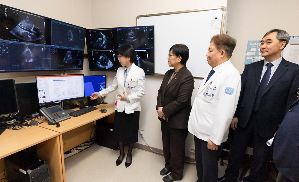 정은경 보건복지부 장관이 3월 17일 분당서울대학교병원을 방문해 서울대병원, 분당서울대병원, 경북대병원, 전북대병원 등 주요 권역책임의료기관장들과 함께 '공공의료 인공지능 확산을 위한 정책 간담회'를 개최하고 있다.