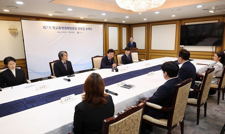 최교진 교육부 장관이 3월 16일 정부서울청사에서 새롭게 구성된 제7기 학교폭력대책위원회 공동위원장 주재로, '학교폭력 예방 및 대책 2026년 시행계획'을 심의하기 위한 제21차 학교폭력대책위원회를 개최하고 있다.