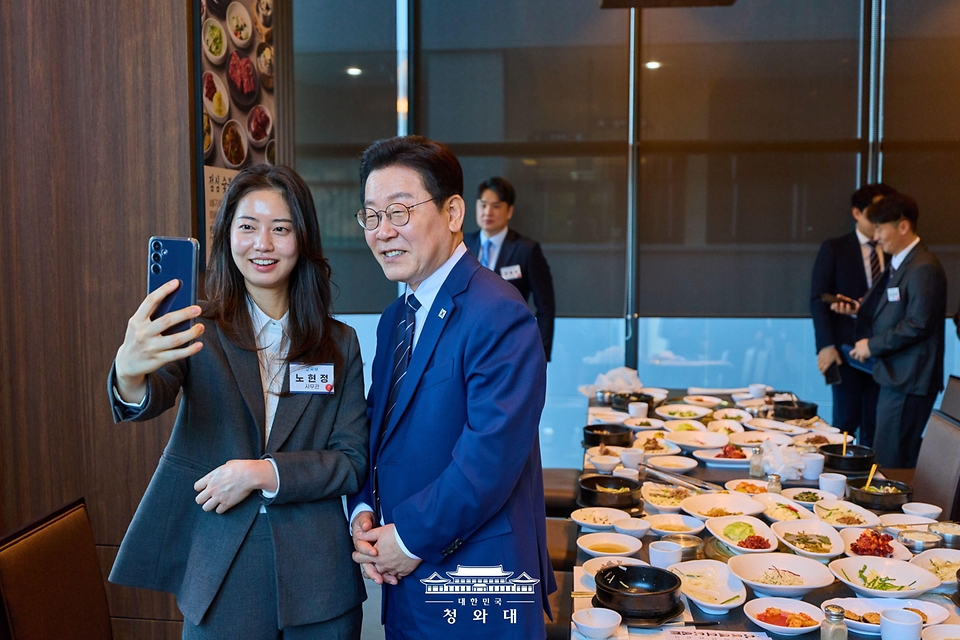 이재명 대통령이 3월 17일 세종특별자치시 정부세종청사에서 공직자들과 오찬 후 기념 촬영하고 있다.