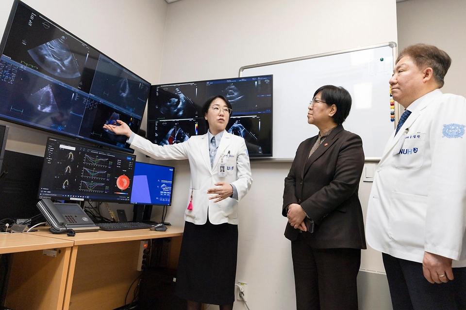 정은경 보건복지부 장관이 3월 17일 분당서울대학교병원을 방문해 서울대병원, 분당서울대병원, 경북대병원, 전북대병원 등 주요 권역책임의료기관장들과 함께 '공공의료 인공지능 확산을 위한 정책 간담회'를 개최하고 있다.