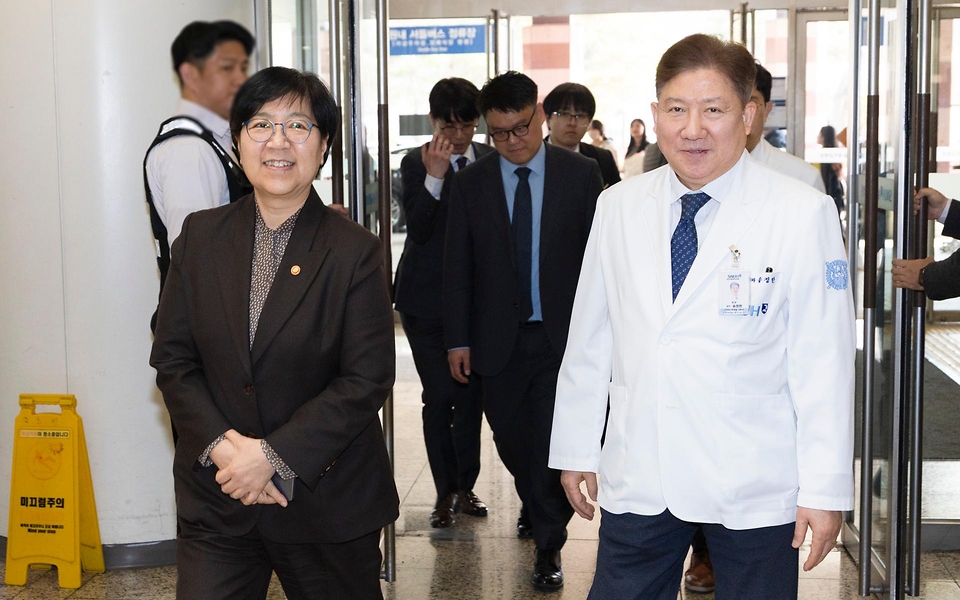 정은경 보건복지부 장관이 3월 17일 분당서울대학교병원을 방문해 서울대병원, 분당서울대병원, 경북대병원, 전북대병원 등 주요 권역책임의료기관장들과 함께 '공공의료 인공지능 확산을 위한 정책 간담회'를 개최하고 있다.