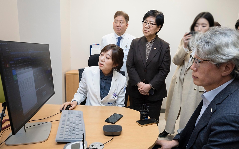 정은경 보건복지부 장관이 3월 17일 분당서울대학교병원을 방문해 서울대병원, 분당서울대병원, 경북대병원, 전북대병원 등 주요 권역책임의료기관장들과 함께 '공공의료 인공지능 확산을 위한 정책 간담회'를 개최하고 있다.