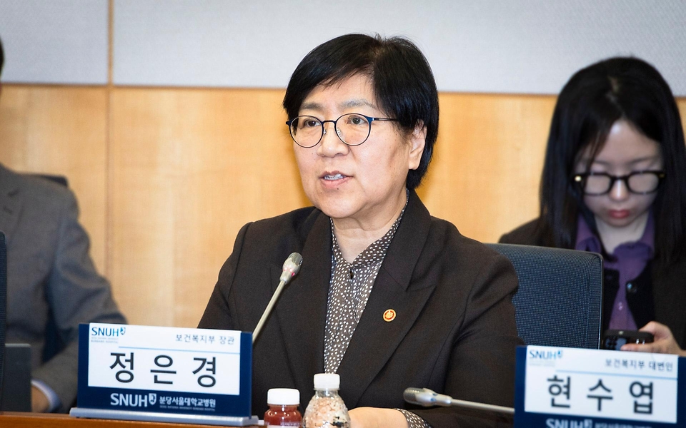 정은경 보건복지부 장관이 3월 17일 분당서울대학교병원을 방문해 서울대병원, 분당서울대병원, 경북대병원, 전북대병원 등 주요 권역책임의료기관장들과 함께 '공공의료 인공지능 확산을 위한 정책 간담회'를 개최하고 있다.