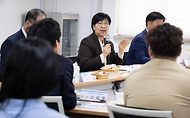 정은경 보건복지부 장관이 3월 16일 전북특별자치도 청년미래센터를 방문해 위기아동청년 전담 시범사업의 추진현황을 점검하고, 현장 의견을 청취하고 있다.