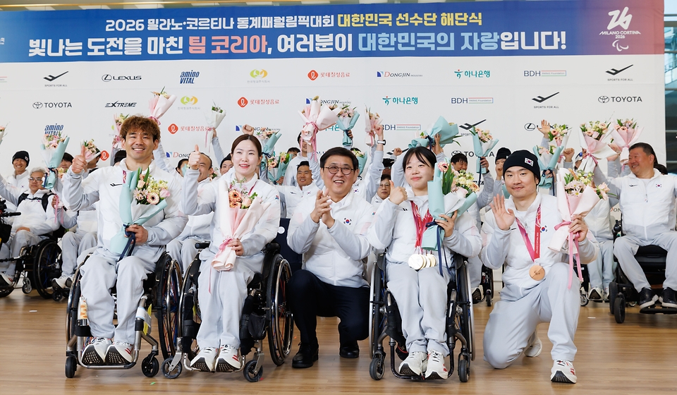 최휘영 문화체육관광부 장관은 3월 17일 인천국제공항 2터미널에서 열린 2026 밀라노·코르티나담페초 동계패럴림픽 선수단 해단식에 참석해 선수들을 격려했다.