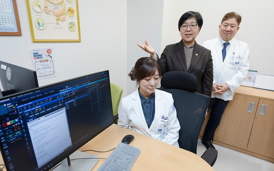 정은경 보건복지부 장관이 3월 17일 분당서울대학교병원을 방문해 서울대병원, 분당서울대병원, 경북대병원, 전북대병원 등 주요 권역책임의료기관장들과 함께 '공공의료 인공지능 확산을 위한 정책 간담회'를 개최하고 있다.