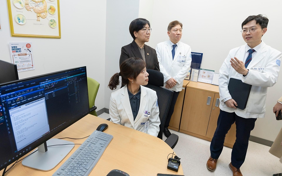 정은경 보건복지부 장관이 3월 17일 분당서울대학교병원을 방문해 서울대병원, 분당서울대병원, 경북대병원, 전북대병원 등 주요 권역책임의료기관장들과 함께 '공공의료 인공지능 확산을 위한 정책 간담회'를 개최하고 있다.