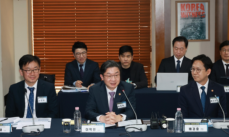 이억원 금융위원장과 배경훈 과학기술정보통신부 장관(부총리)이 3월 17일 서울 중구 프레스센터에서 한국산업은행 회장, 국내 AI 반도체 기업 대표와 함께 개최한 국민성장펀드 'K-엔비디아 육성 프로젝트' 추진을 위한 민관 합동 간담회에서 국민성장펀드를 활용한 AI 반도체 투자전략에 대해 논의하고 있다.