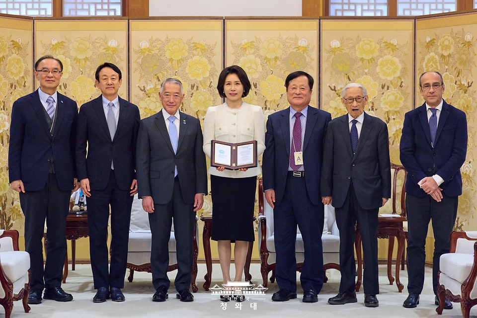 김혜경 여사가 3월 18일 청와대에서 제롬 김 국제백신연구소(IVI) 사무총장, 박상철 IVI 한국후원회장 등으로부터 IVI 한국후원회 명예회장 추대패를 받은 뒤 기념촬영을 하고 있다.