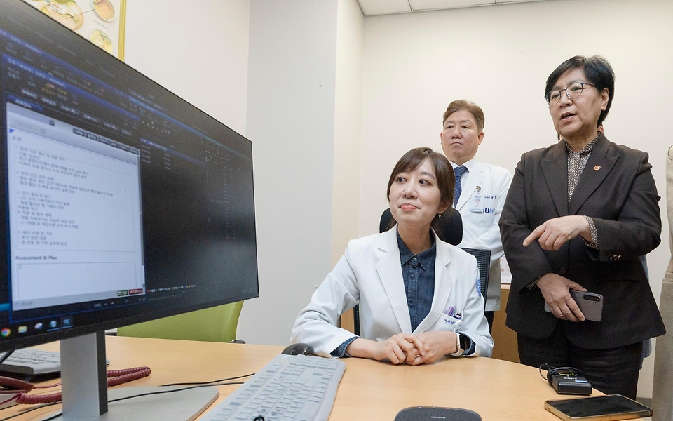 정은경 보건복지부 장관이 3월 17일 분당서울대학교병원을 방문해 서울대병원, 분당서울대병원, 경북대병원, 전북대병원 등 주요 권역책임의료기관장들과 함께 '공공의료 인공지능 확산을 위한 정책 간담회'를 개최하고 있다.