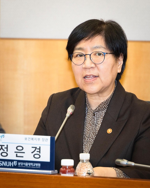 정은경 보건복지부 장관이 3월 17일 분당서울대학교병원을 방문해 서울대병원, 분당서울대병원, 경북대병원, 전북대병원 등 주요 권역책임의료기관장들과 함께 '공공의료 인공지능 확산을 위한 정책 간담회'를 개최하고 있다.
