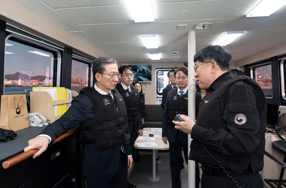 정성호 법무부 장관이 2월 6일 부산연안유람선부두에서 부산출입국·외국인청 신규 감시정 취항식을 개최하고, 해상 출입국관리 역량 강화를 위한 감시정의 본격적인 운항 시작을 알리고 있다. 같은 날 부산보호관찰소를 방문해 보호관찰·전자감독 등범죄예방정책 집행 현장을 점검하고 있다.