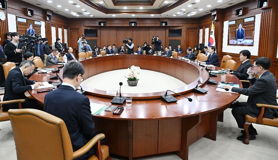 구윤철 부총리 겸 재정경제부 장관이 3월 18일 서울 종로구 정부서울청사에서 열린 '비상경제장관회의 겸 공급망안정화위원회'를 주재, 모두발언을 하고 있다.