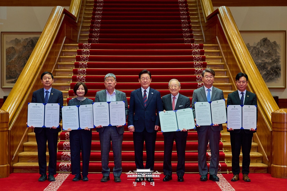 이재명 대통령이 3월 19일 경제사회노동위원회 제1기 출범식 후 위원들과 기념 촬영하고 있다.