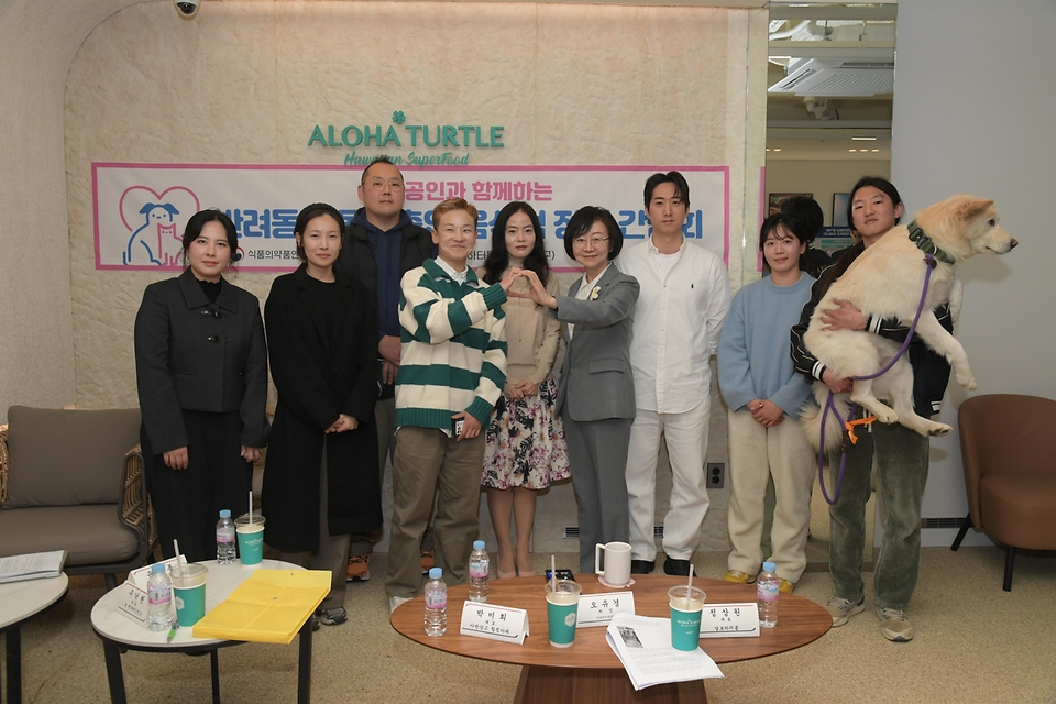 오유경 식품의약품안전처 처장이 3월 18일 서울 강남구 소재 카페 알로하터틀을 방문해 반려동물 동반 출입 음식점 운영자와 운영 희망자, 반려동물 온라인 커뮤니티 운영자 등과 제도의 애로사항을 나누는 간담회를 진행하고 있다.