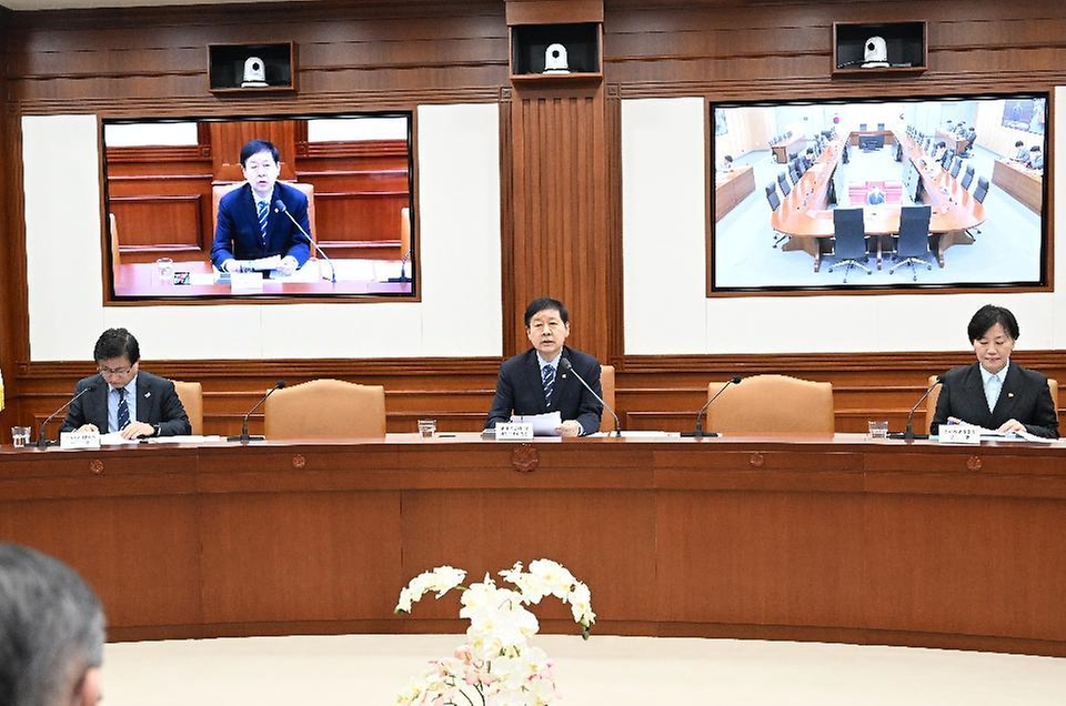 구윤철 부총리 겸 재정경제부 장관이 3월 18일 서울 종로구 정부서울청사에서 열린 '비상경제장관회의 겸 공급망안정화위원회'를 주재, 모두발언을 하고 있다.