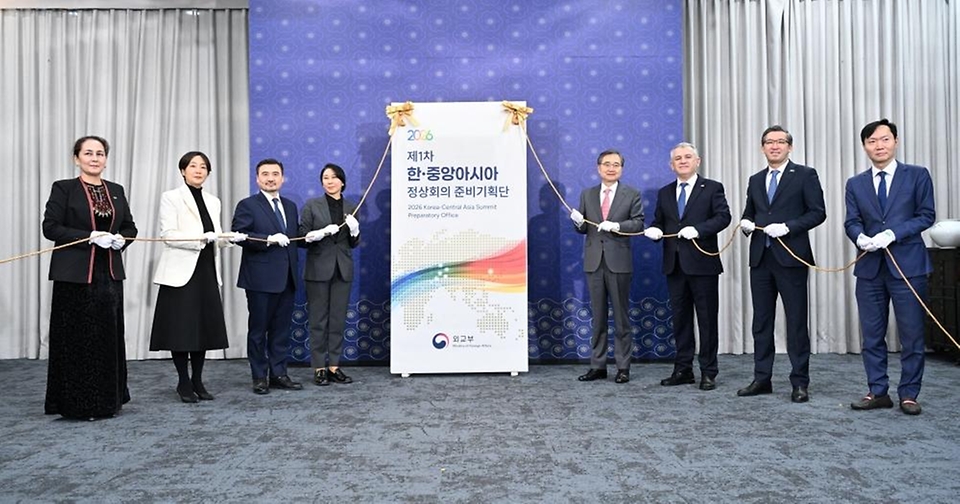 조현 외교부 장관이 3월 16일 서울 외교부 서희홀에서 정의혜 차관보(준비기획단장) 및 주한 중앙아시아 국가 대사 등이 참석한 가운데 '2026년 제1차 한·중앙아시아 정상회의 준비기획단 출범식'을 개최하고 있다.