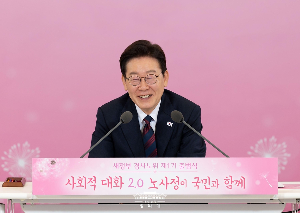 이재명 대통령이 3월 19일 경제사회노동위원회 제1기 출범을 맞이해 청와대에서 열린 노동정책 토론회에서 참석자 발언을 듣고 있다.