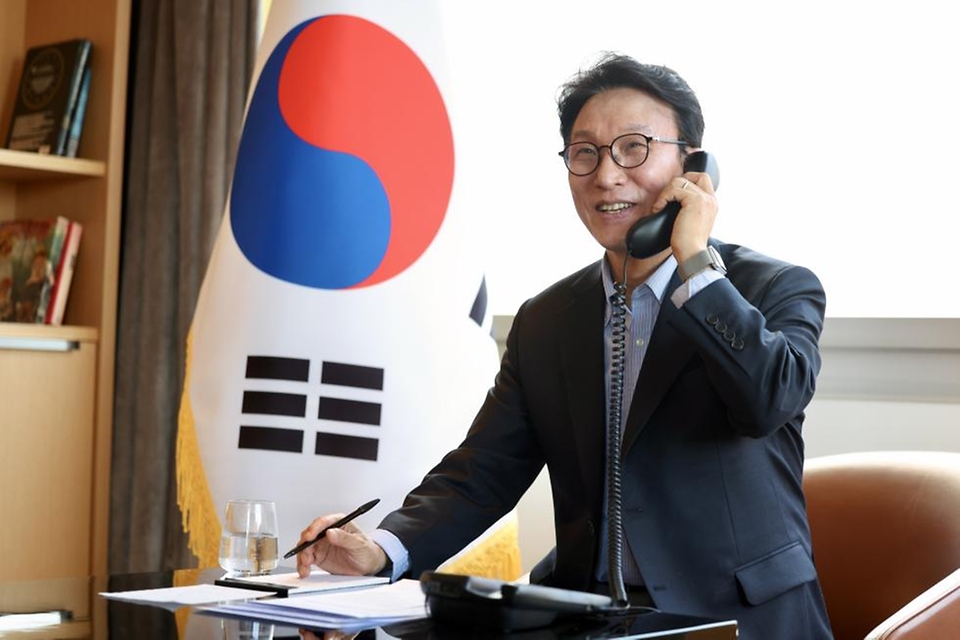 스위스를 방문 중인 김민석 국무총리가 3월 18일(현지 시간) 기 파믈랭 스위스 대통령과 전화 통화를 하고 있다.