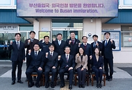 정성호 법무부 장관이 2월 6일 부산연안유람선부두에서 부산출입국·외국인청 신규 감시정 취항식을 개최하고, 해상 출입국관리 역량 강화를 위한 감시정의 본격적인 운항 시작을 알리고 있다. 같은 날 부산보호관찰소를 방문해 보호관찰·전자감독 등범죄예방정책 집행 현장을 점검하고 있다.