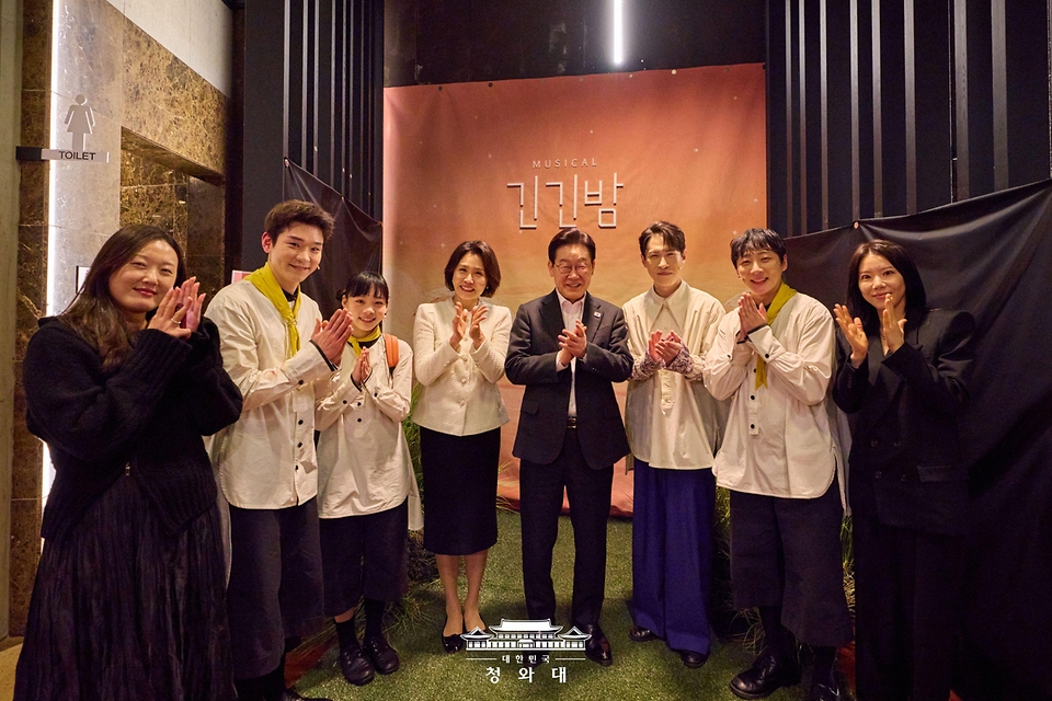 이재명 대통령과 김혜경 여사가 3월 18일 저녁 서울 대학로에서 창작 뮤지컬 '긴긴밤' 관람 후 출연진과 기념 촬영을 하고 있다.