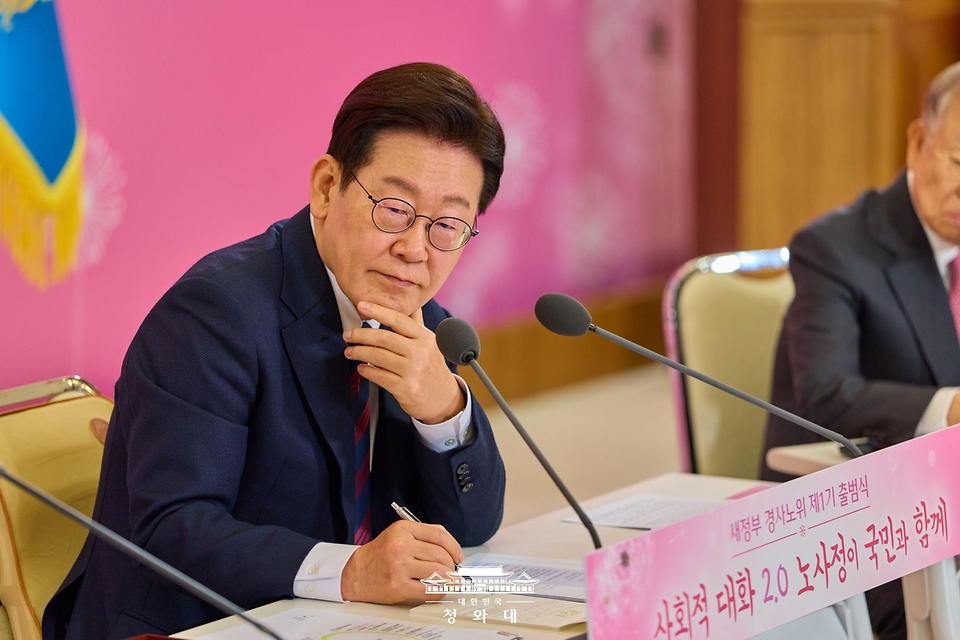 이재명 대통령이 3월 19일 경제사회노동위원회 제1기 출범을 맞이해 청와대에서 열린 노동정책 토론회에서 참석자 발언을 듣고 있다.