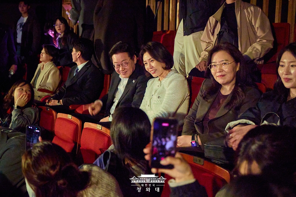 이재명 대통령과 김혜경 여사가 3월 18일 저녁 서울 대학로에서 창작 뮤지컬 '긴긴밤'을 관람하고 있다.