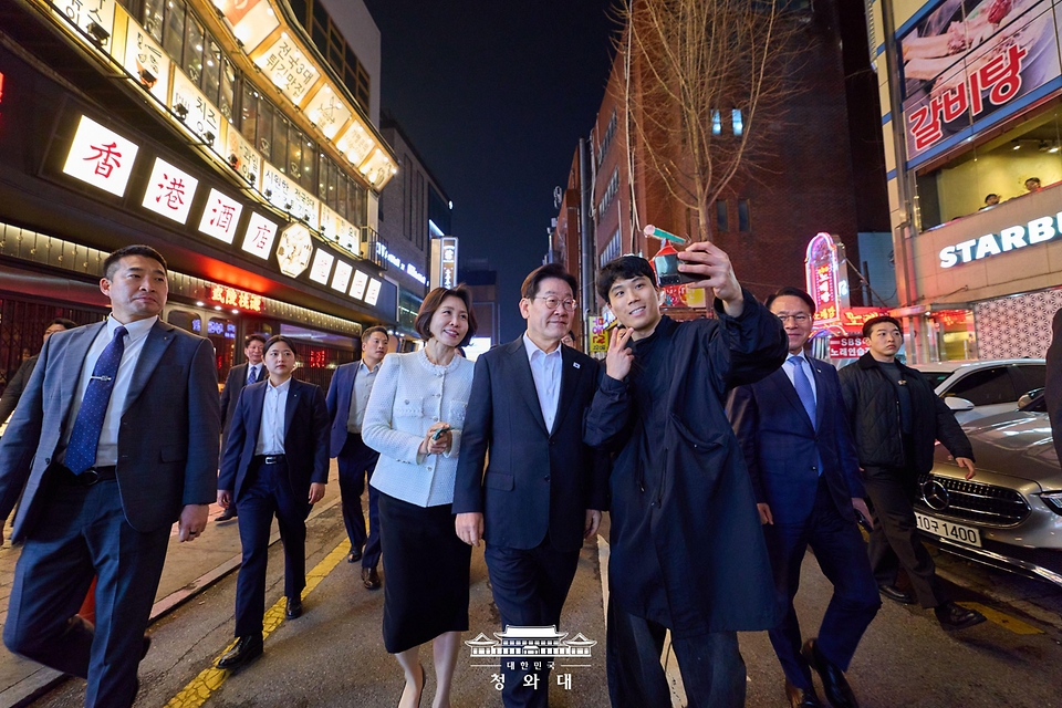 이재명 대통령과 김혜경 여사가 3월 18일 저녁 서울 대학로에서 창작 뮤지컬 '긴긴밤'을 관람하기 위해 걸어가며 기념 촬영하고 있다.<br><br>이날 공연 관람은 '문화가 있는 날'이 4월부터 '매달 마지막 수요일'에서 '매주 수요일'로 확대 시행되는 것을 국민에게 알리려는 취지에서 마련됐다고 청와대는 전했다.