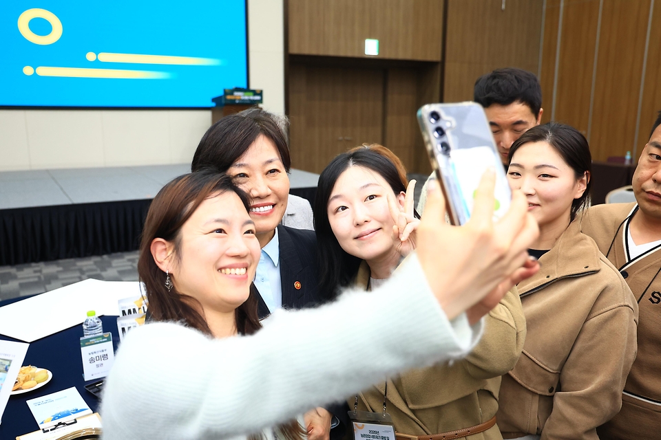 송미령 농림축산식품부 장관이 3월 18일 농촌 활력 증진과 농촌 자원을 활용한 창업을 지원하기 위한 '농촌 창업 네트워크'를 공식 출범하고, 농촌 창업 관련 지원사업 정보를 종합적으로 안내하는 설명회를 개최하고 있다.