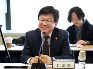 최교진 교육부 장관이 3월 19일 국가과학기술자문회의에서 '교육부-과기정통부 인재 정책 온담회'를 개최에 참석하고 있다. 이번 '온담회'는 형식에 구애받지 않는 편안한 분위기 속에서 따뜻하고 부드러운 소통을 통해, 부처 간 칸막이를 허물고 현장의 정책 체감도를 높이기 위한 취지로 마련됐다.