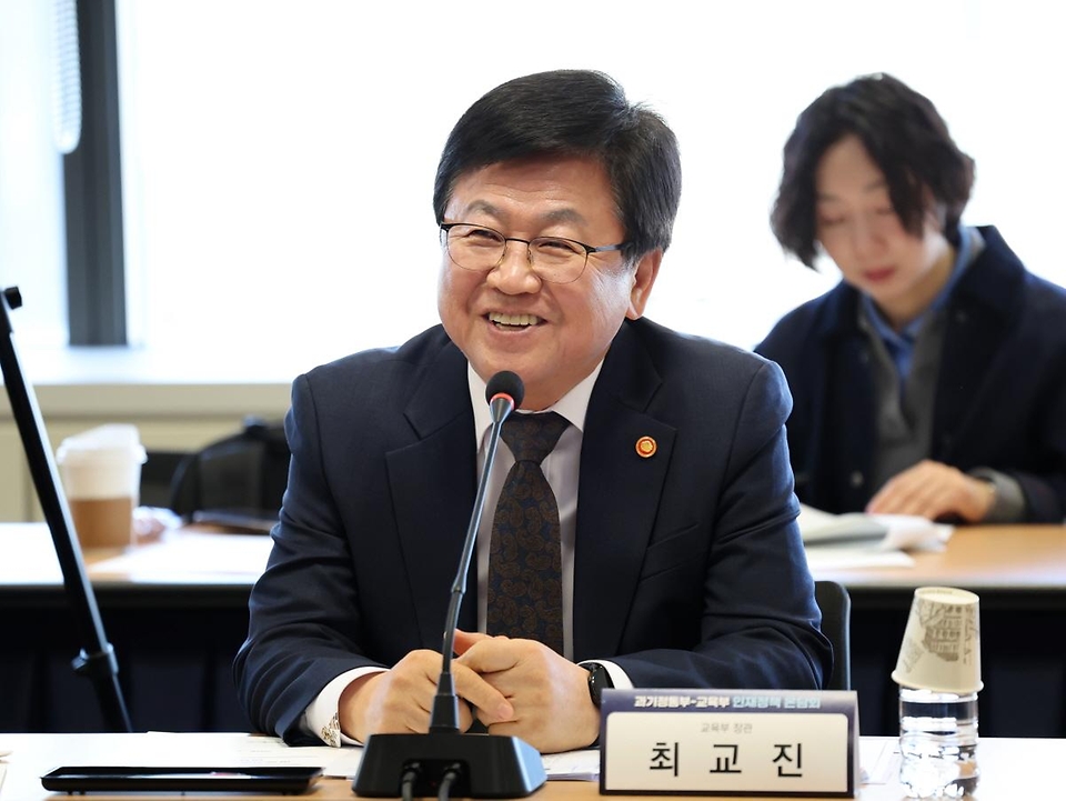 최교진 교육부 장관이 3월 19일 국가과학기술자문회의에서 '교육부-과기정통부 인재 정책 온담회'를 개최에 참석하고 있다. 이번 '온담회'는 형식에 구애받지 않는 편안한 분위기 속에서 따뜻하고 부드러운 소통을 통해, 부처 간 칸막이를 허물고 현장의 정책 체감도를 높이기 위한 취지로 마련됐다.