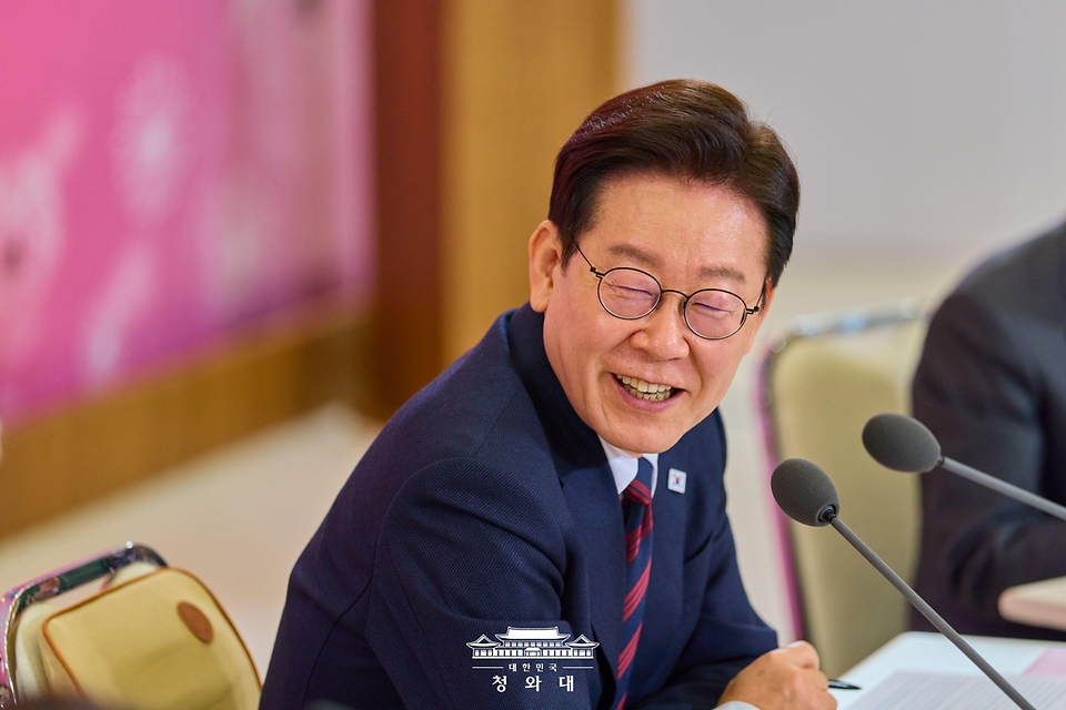 이재명 대통령이 3월 19일 경제사회노동위원회 제1기 출범을 맞이해 청와대에서 열린 '대통령과 함께하는 노동정책 토론회'에서 발언하고 있다.