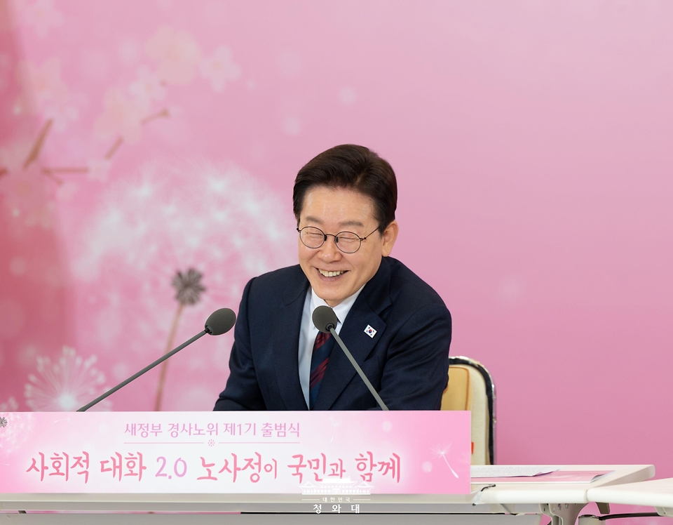 이재명 대통령이 3월 19일 경제사회노동위원회 제1기 출범을 맞이해 청와대에서 열린 노동정책 토론회에서 참석자 발언을 듣고 있다.