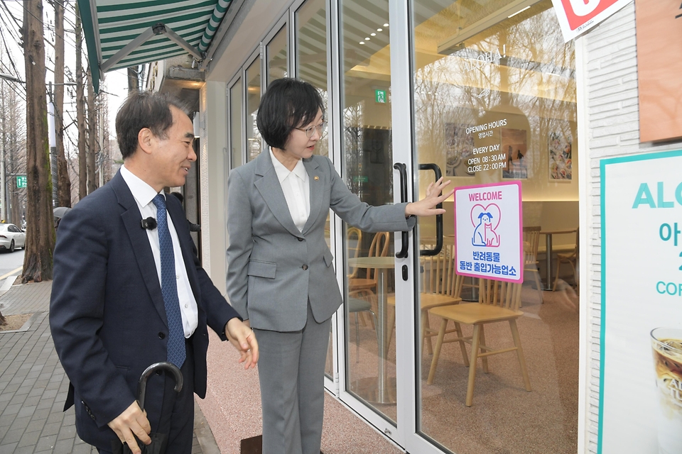 오유경 식품의약품안전처 처장이 3월 18일 서울 강남구 소재 카페 알로하터틀을 방문해 반려동물 동반 출입 음식점 운영자와 운영 희망자, 반려동물 온라인 커뮤니티 운영자 등과 제도의 애로사항을 나누는 간담회를 진행하고 있다.