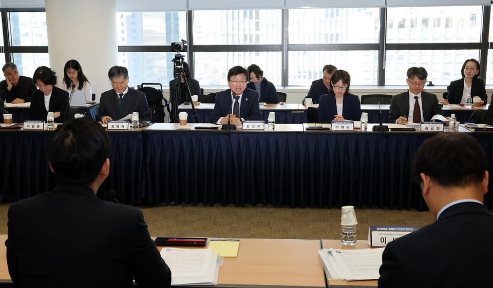 최교진 교육부 장관이 3월 19일 국가과학기술자문회의에서 '교육부-과기정통부 인재 정책 온담회'를 개최에 참석하고 있다. 이번 '온담회'는 형식에 구애받지 않는 편안한 분위기 속에서 따뜻하고 부드러운 소통을 통해, 부처 간 칸막이를 허물고 현장의 정책 체감도를 높이기 위한 취지로 마련됐다.