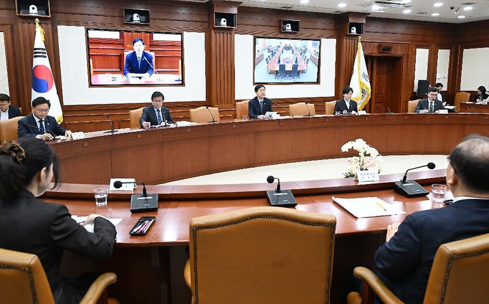 구윤철 부총리 겸 재정경제부 장관이 3월 18일 서울 종로구 정부서울청사에서 열린 '비상경제장관회의 겸 공급망안정화위원회'를 주재, 모두발언을 하고 있다.