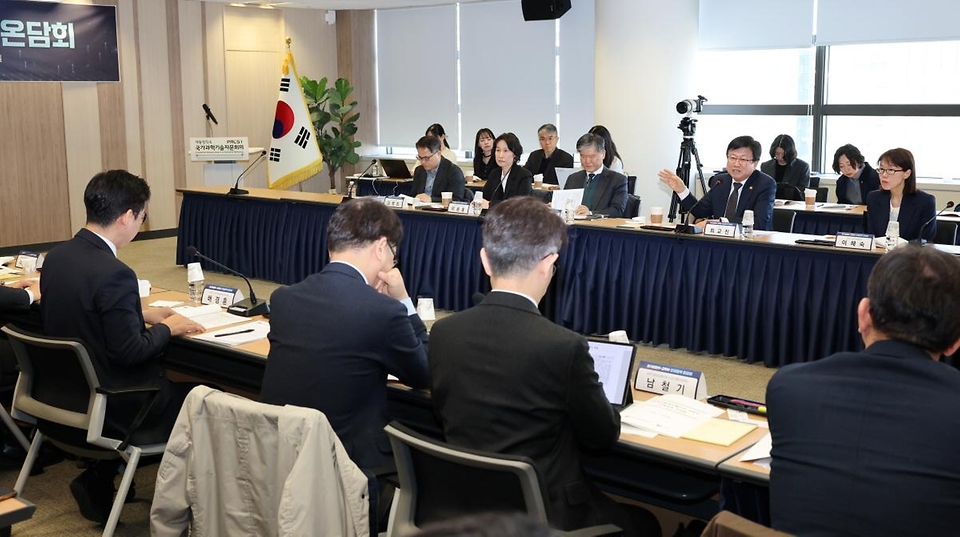 최교진 교육부 장관이 3월 19일 국가과학기술자문회의에서 '교육부-과기정통부 인재 정책 온담회'를 개최에 참석하고 있다. 이번 '온담회'는 형식에 구애받지 않는 편안한 분위기 속에서 따뜻하고 부드러운 소통을 통해, 부처 간 칸막이를 허물고 현장의 정책 체감도를 높이기 위한 취지로 마련됐다.