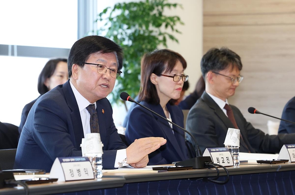 최교진 교육부 장관이 3월 19일 국가과학기술자문회의에서 '교육부-과기정통부 인재 정책 온담회'를 개최에 참석하고 있다. 이번 '온담회'는 형식에 구애받지 않는 편안한 분위기 속에서 따뜻하고 부드러운 소통을 통해, 부처 간 칸막이를 허물고 현장의 정책 체감도를 높이기 위한 취지로 마련됐다.