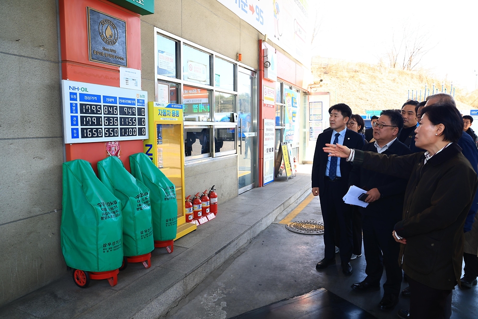 송미령 농림축산식품부 장관이 3월 19일 경기도 평택에 위치한 농협 알뜰주유소를 방문해 면세유 사용 현장 및 봄철 주요 시설 과채류 생육상황도 점검하고 있다.