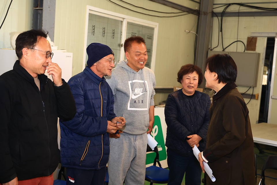 송미령 농림축산식품부 장관이 3월 19일 경기도 평택에 위치한 농협 알뜰주유소를 방문해 면세유 사용 현장 및 봄철 주요 시설 과채류 생육상황도 점검하고 있다.