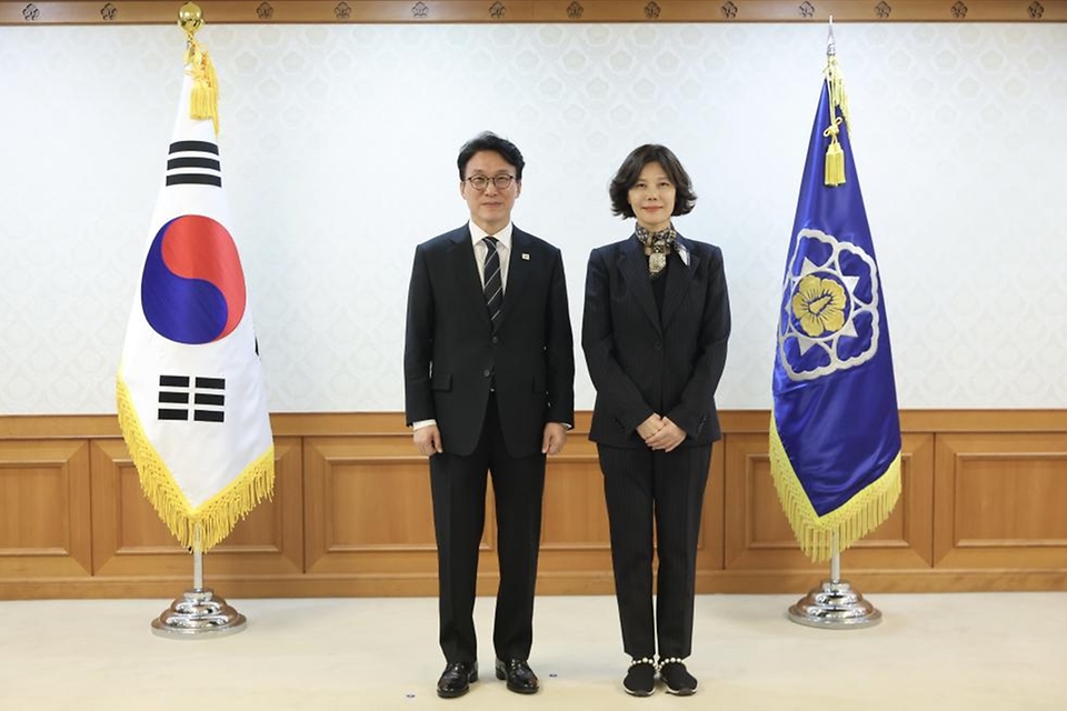 김민석 국무총리가 3월 20일 세종대로 정부서울청사에서 신임 초대형산불 피해지원 및 재건위원회 위원들에게 위촉장을 전달하고 있다.