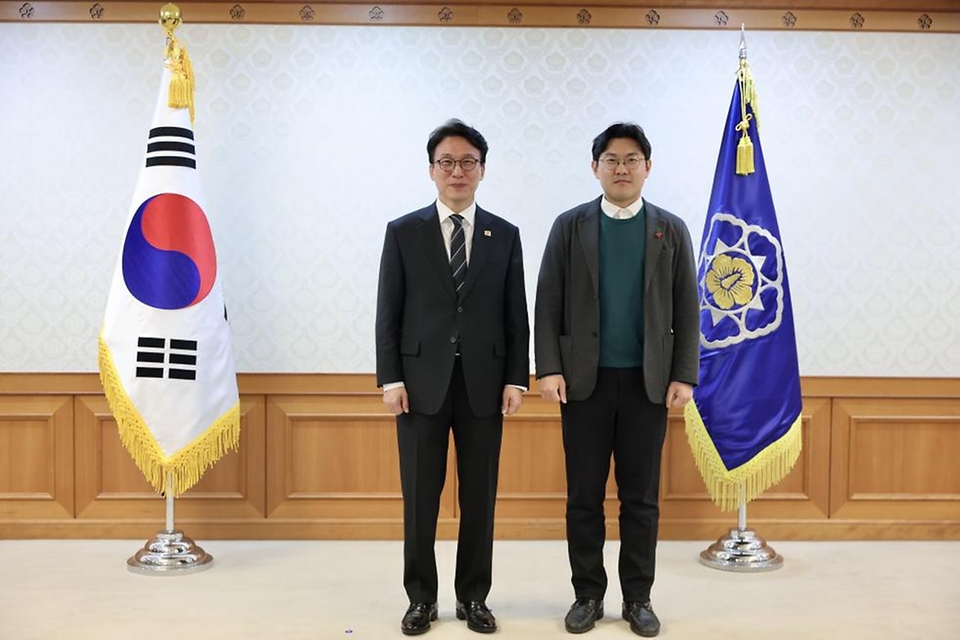 김민석 국무총리가 3월 20일 세종대로 정부서울청사에서 신임 초대형산불 피해지원 및 재건위원회 위원들에게 위촉장을 전달하고 있다.