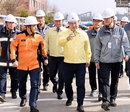 윤호중 행정안전부 장관이 3월 20일 대한송유공사(경인지사)를 방문해 국가 핵심 에너지 공급량인 송유관 시설의 안전관리 실태와 비상대응체제를 점검하고 있다.