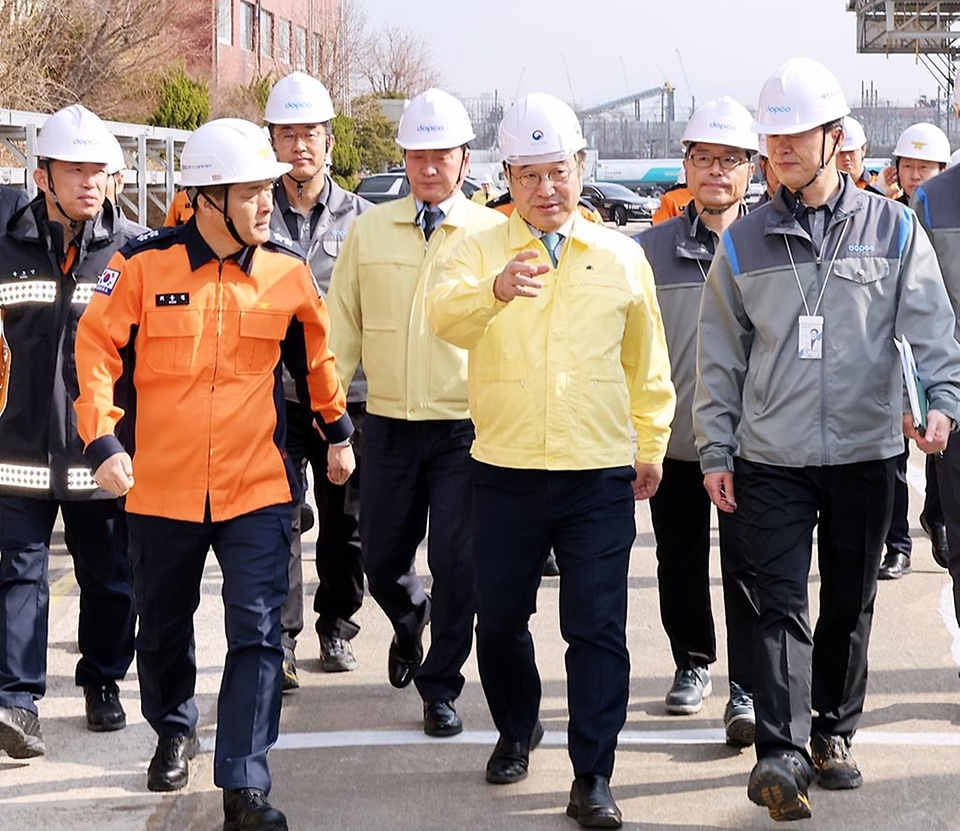 윤호중 행정안전부 장관이 3월 20일 대한송유공사(경인지사)를 방문해 국가 핵심 에너지 공급량인 송유관 시설의 안전관리 실태와 비상대응체제를 점검하고 있다.