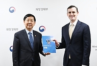 구윤철 부총리 겸 재정경제부 장관이 3월 19일 서울 종로구 정부서울청사에서 댄 카츠 IMF 수석 부총재와  면담에 앞서 기념사진을 찍고 있다.