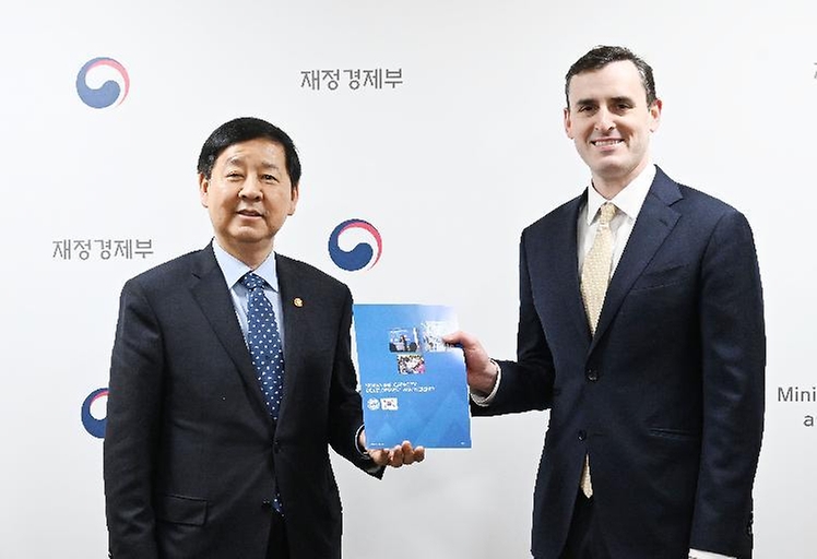 구윤철 부총리 겸 재정경제부 장관이 3월 19일 서울 종로구 정부서울청사에서 댄 카츠 IMF 수석 부총재와  면담에 앞서 기념사진을 찍고 있다.