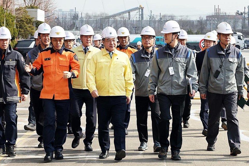 윤호중 행정안전부 장관이 3월 20일 대한송유공사(경인지사)를 방문해 국가 핵심 에너지 공급량인 송유관 시설의 안전관리 실태와 비상대응체제를 점검하고 있다.